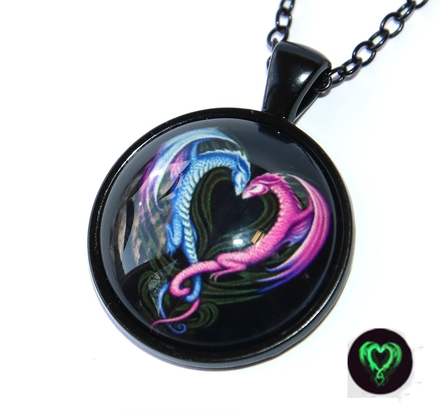 Řetízek Fashion Jewerly - Amulet Dračí láska, Svítí ve tmě, Růžový a modrý drak v srdci, Stabilita a rovnováha, Love dragons 3181