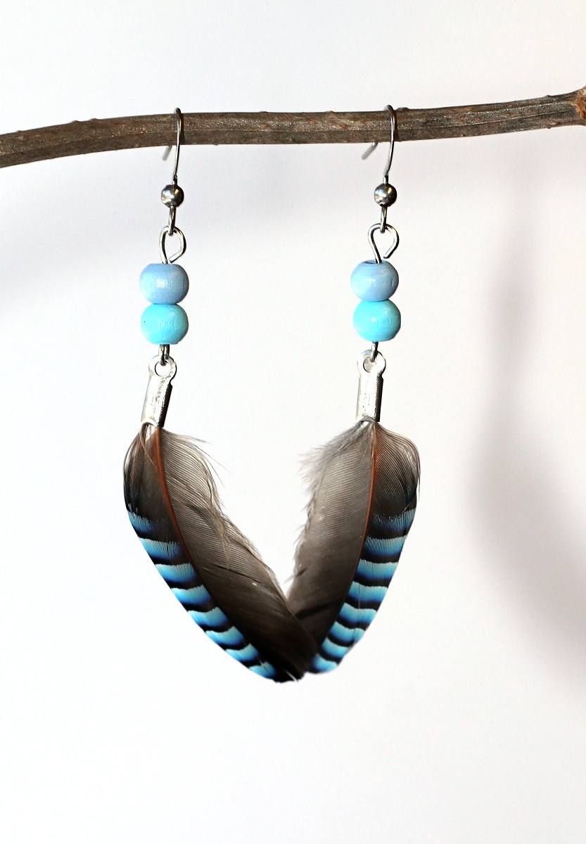 JoyKa Peříčkové naušnice s dřevenými korálky - Modrá Sojka, Lehká Elegance, Divoženka v propojení s přírodou 3550