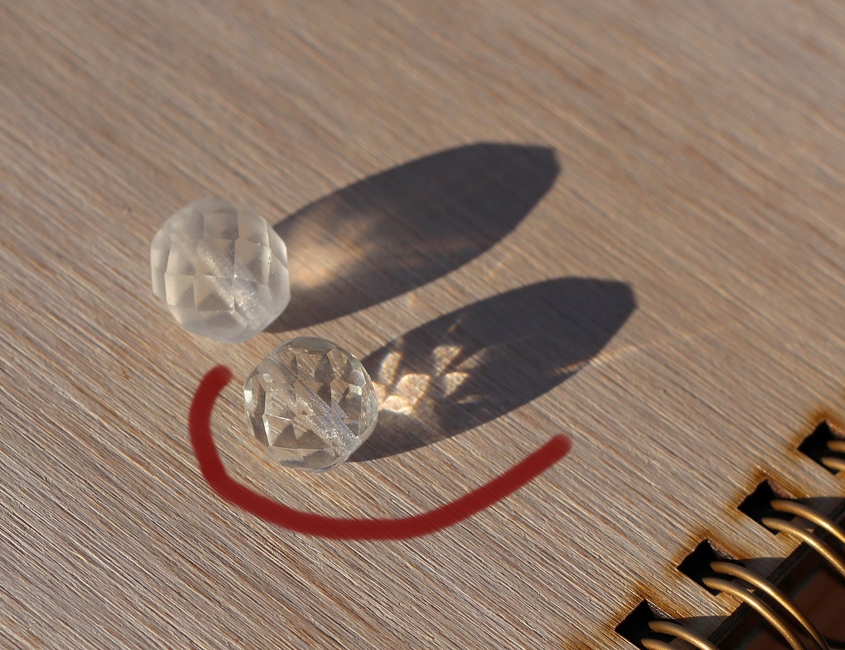 Joyka Křištálové korálky 1,1 a 1,2 cm - Skleněné, Broušené, Česká výroba, Čisté nebo matné?, Starožitnost z lustrů, Odráží sluneční paprsky 3600