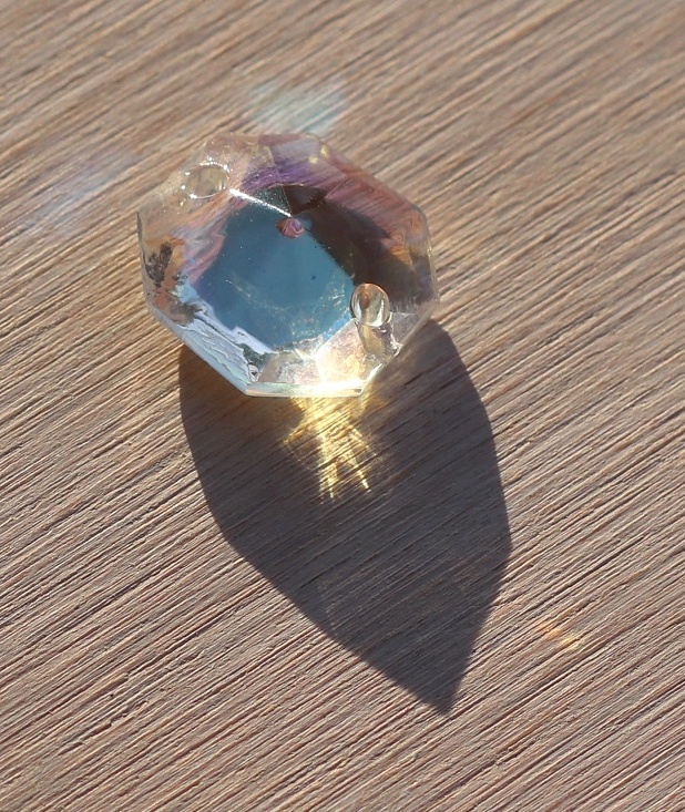 Joyka Křištálové korálky 1,5 cm - Pyramida, Osmihran, Skleněné, Broušené, Česká výroba, Starožitnost z lustrů, Odráží sluneční paprsky v duhových barvách, Perleťová nebo Čirá 3601