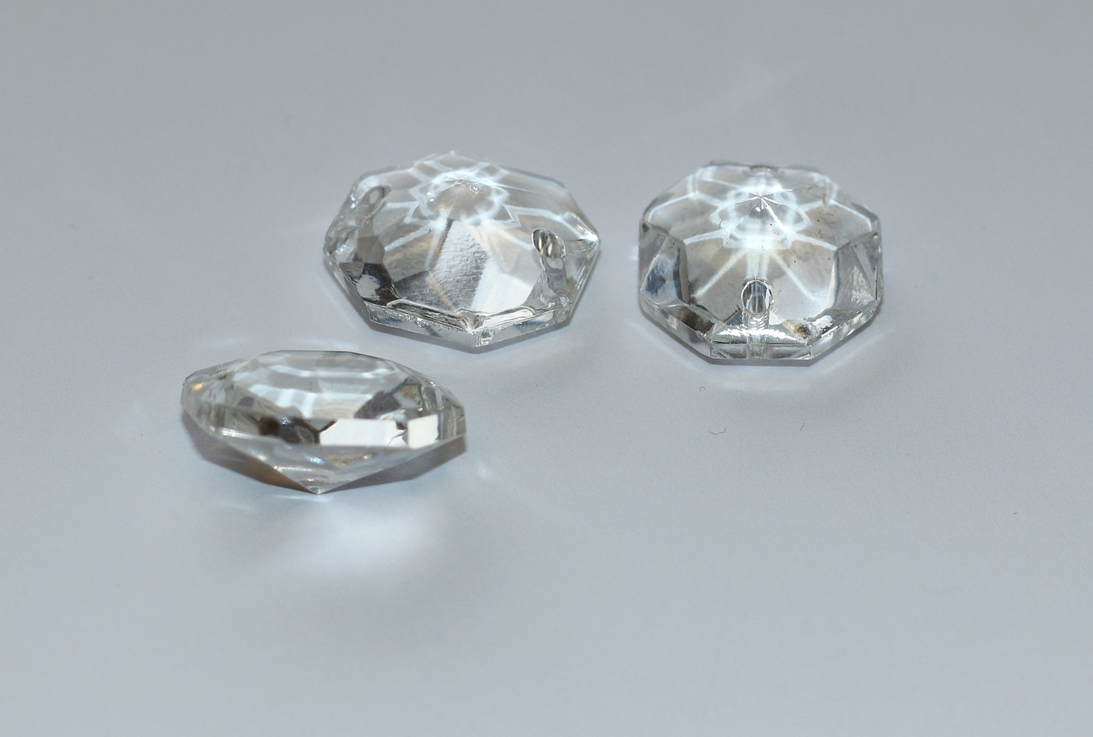 Joyka Křištálové korálky 1,8 cm a 2 cm - Pyramida, Osmihran, Skleněné, Broušené, Česká výroba, Starožitnost z lustrů, Odráží sluneční paprsky v duhových barvách, Dvě velikosti na výběr 3602