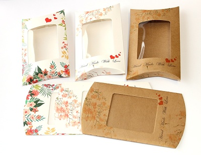 MR Dárková krabička 8x11 cm s okénkem - nejen na kapesní hodinky, naušnice, řetízky a další dárky -  Vyrobeno s láskou, Decentní květinový dekor 3201