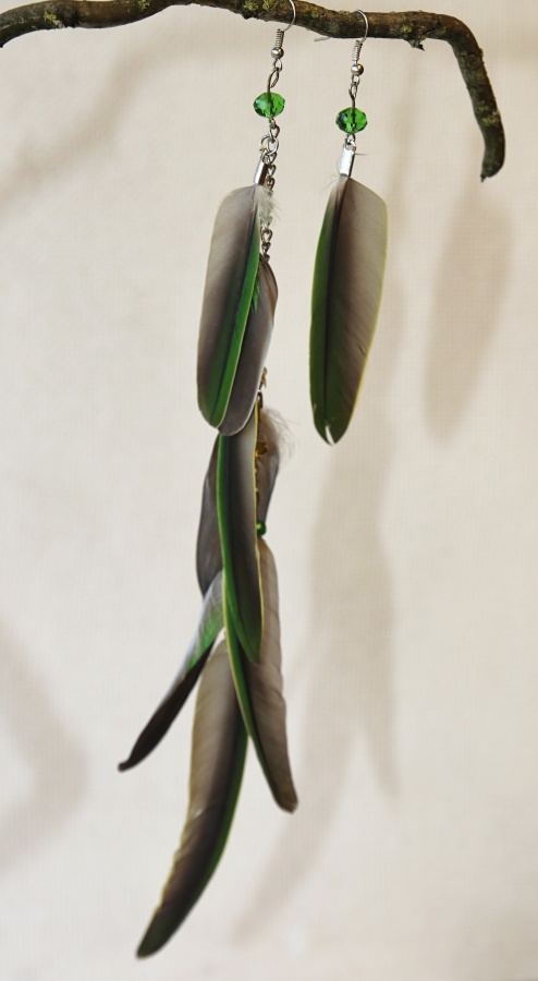 JoyKa Peříčkové naušnice s broušenými korálky - Dlouhá a krátká, Zelená, nespoutaná Divoška, Divoženka z lesa, Indiánka, Duše v nás se raduje, Obřadní a smyslné 3435