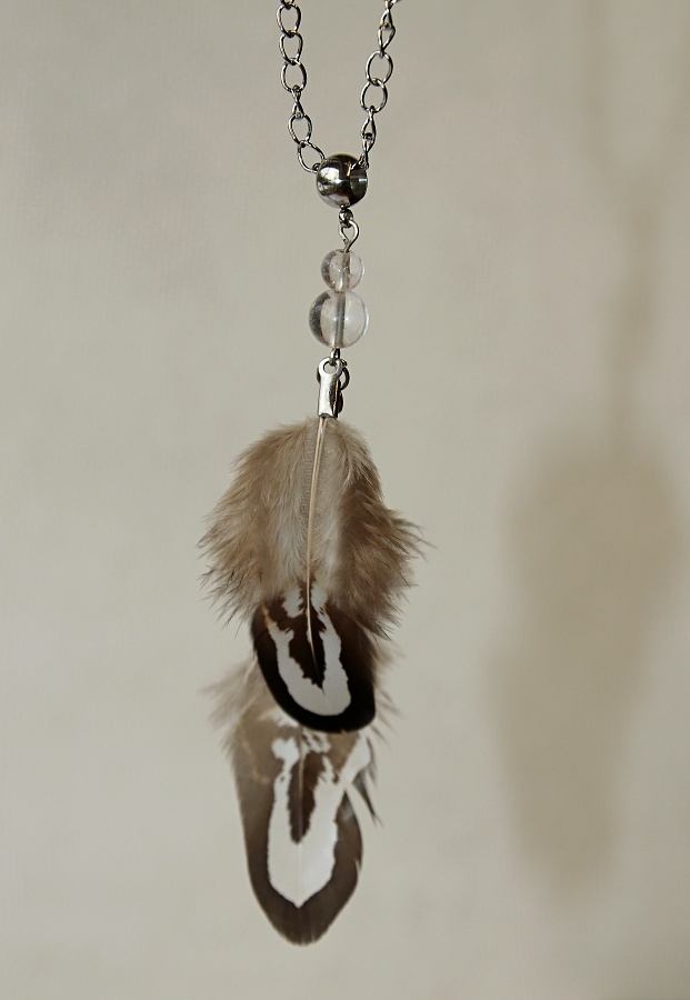 JoyKa Peříčkový přívěsek s minerálními korálky - Přirozená divoška, Divoženka z lesa, Elegantní dáma, Jemná energie s radostí, Tanec životem 3448