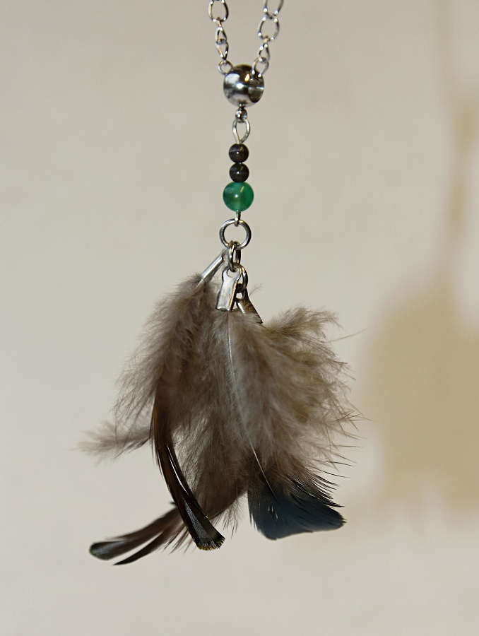 JoyKa Peříčkový přívěsek s minerálními korálky - Černá se zelenou perletí, Přirozená divoška, Divoženka z lesa, Elegantní dáma, Jemná energie s radostí, Tanec životem 3453