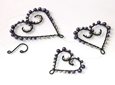 JoyKa Original - 3 Drátkovaná srdce s voskovanými korálky, zavěšená pod sebou - Fialková láska (3480)