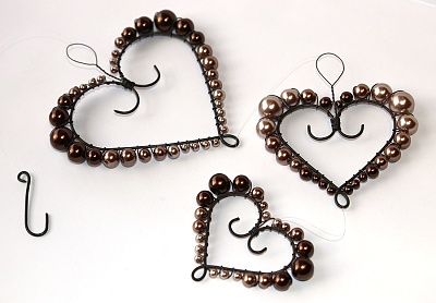 JoyKa Original - 3 Drátkovaná srdce s voskovanými korálky, zavěšená pod sebou - Hnědá láska (3482)