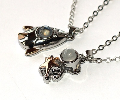 2ks Řetízky párové Fashion Jewerly - Astronaut s hvězdou a Raketa, Vesmírná Láska Nebeská, Jemný řetízek, Oko do neznáma, Love Universe 3516