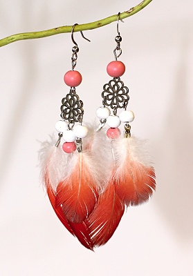 JoyKa Peříčkové naušnice s dřevěnými korálky - Červená lehkost od mluvícího papouška, Žako, Divoženka tancuje, Duše v nás se tetelí, Obřadní a smyslné 3525