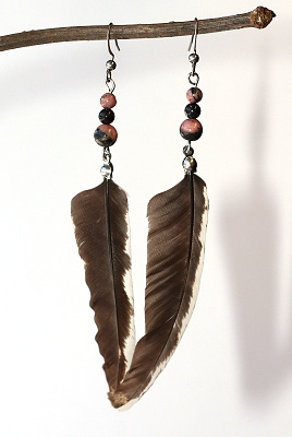 JoyKa Peříčkové naušnice s minerálními korálky - Hnědá Elegance, Lehkost v pohybu, Divoženka v propojení s přírodou 3548