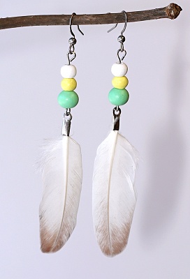 JoyKa Peříčkové naušnice s dřevenými korálky - Zelenožlutá Svěžest, Lehká Elegance, Divoženka v propojení s přírodou 3549