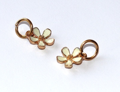 Korálek, přívěsek Fashion Jewerly na náramek nebo řetízek - Zlatá květinka, Enamel bílá Lady 3564