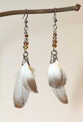 JoyKa Peříčkové naušnice s broušenými korálky - Přirozená Divoženka, Něžná láska, S radostí a lehkostí 3580