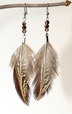 JoyKa Peříčkové naušnice s korálky - Přirozená Divoženka, Strakatá Lehkost, S radostí tancujeme životem 3588