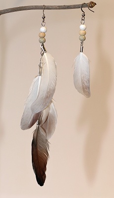 JoyKa Peříčkové obřadní naušnice se dřevenými korálky - Divoká jak Řeka, Tancuje v lese, Přirozená a Divoká, Něžná Víla 3591