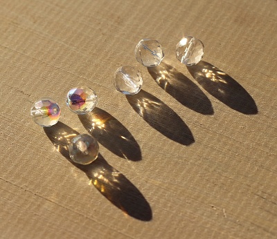 Joyka Křištálové korálky 1 cm - Skleněné, Broušené, Česká výroba, Čisté nebo metalické?, Starožitnost z lustrů, Odráží sluneční paprsky v duhových barvách 3599