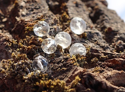 Joyka Křištálové korálky 1,1 a 1,2 cm - Skleněné, Broušené, Česká výroba, Čisté nebo matné?, Starožitnost z lustrů, Odráží sluneční paprsky 3600