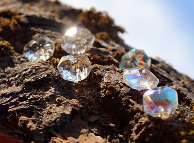 Joyka Křištálové korálky 1,5 cm - Pyramida, Osmihran, Skleněné, Broušené, Česká výroba, Starožitnost z lustrů, Odráží sluneční paprsky v duhových barvách, Perleťová nebo Čirá 3601