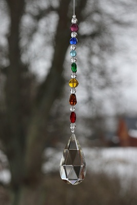 JoyKa Světelný Zářič Křišťálový - Slza střední, Duhové, Čakrové Barvy, Kyvadlo, Český skleněný Lapač Slunce 3764