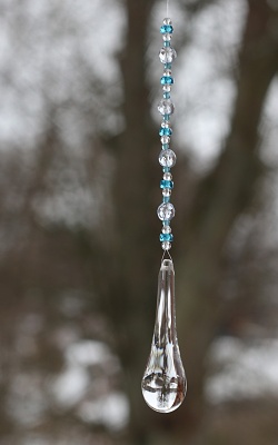 JoyKa Světelný Zářič Křišťálový - Kapka se Světem Vzhůru Nohama, Modrá Něha, Český skleněný Lapač Slunce 3769