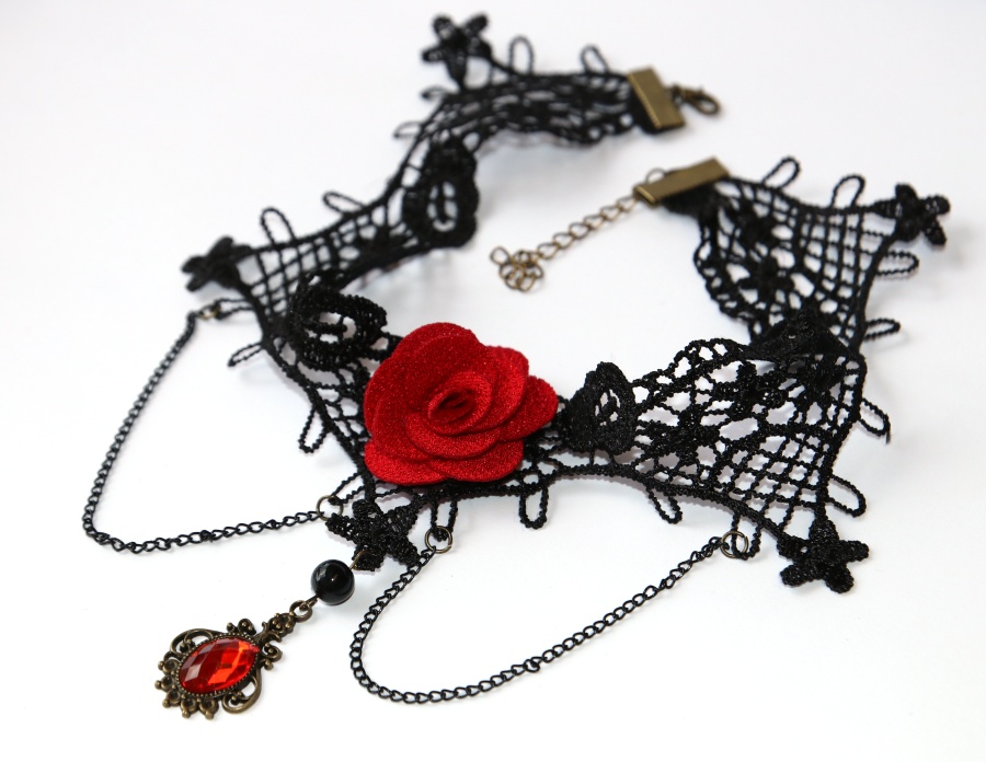 Choker Fashion Jewerly - Krajkový náhrdelník s červenou růží, řetízky a amuletem, Retro Kráska v moderním světě, Be sexy every time 3147