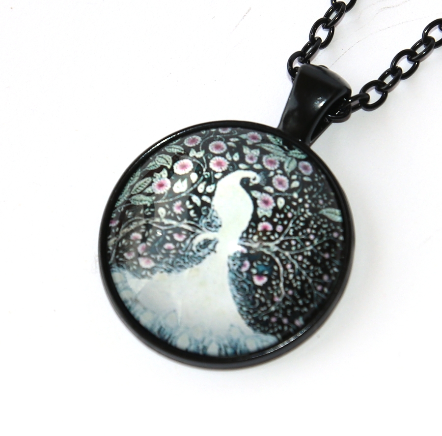 Řetízek Fashion Jewerly - Amulet Hrdý bílý páv mezi květinami, Vznešenost, Něžnost a Laskavost 3176