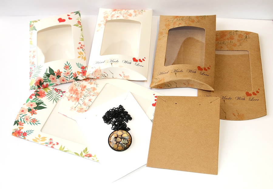 MR Dárková krabička 8x11 cm s okénkem - nejen na kapesní hodinky, naušnice, řetízky a další dárky -  Vyrobeno s láskou, Decentní květinový dekor 3201