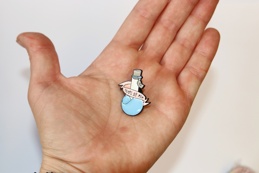 Brož BeCool - Lahvička se slzami mužů, Tears of men, Sběratelka nešťastníků, Smutná nevěsta, Lamatelka srdcí 3310