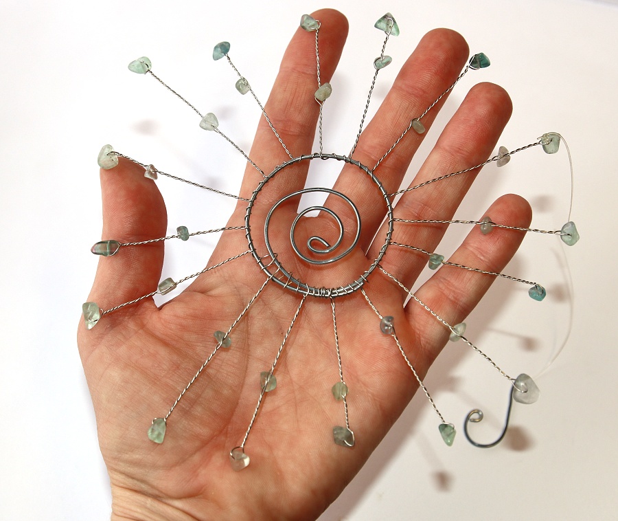 JoyKa Drátkované Slunce s přírodními kameny - Zelený Fluorit, Rozsvitťe si, Sluníčko i doma, Očistná energie, Krásná zelená  3463