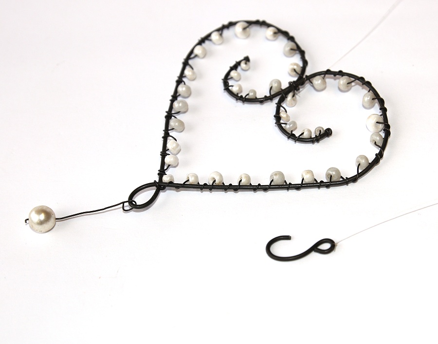 JoyKa Drátkované Srdce s korálky - Závěsná láska do okna, Blíž k přírodě, Zdobený domov 3478