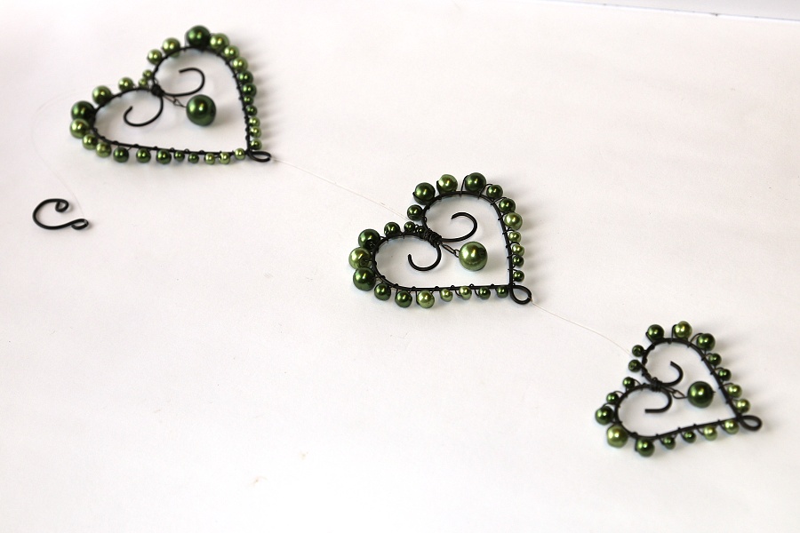 JoyKa Original - 3 Drátkovaná srdce s voskovanými korálky, zavěšená pod sebou - Zelená láska (3481)