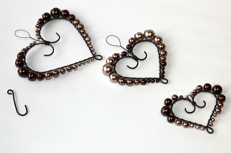 JoyKa Original - 3 Drátkovaná srdce s voskovanými korálky, zavěšená pod sebou - Hnědá láska (3482)