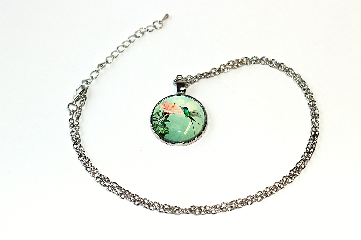 Řetízek Fashion Jewerly - Amulet Kolibřík a lilie v zelené, Posel radosti, Nejmenší ptáček na světě, Free spirit 3505