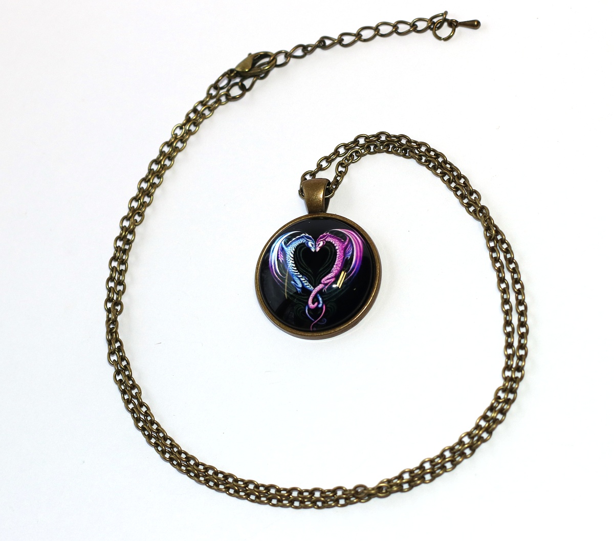 Řetízek Fashion Jewerly - Amulet Dračí láska v bronzu, Růžový a modrý drak v srdci, Stabilita a rovnováha, Love dragons 3510