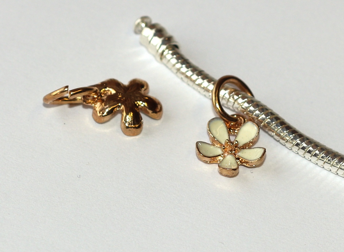 Korálek, přívěsek Fashion Jewerly na náramek nebo řetízek - Zlatá květinka, Enamel bílá Lady 3564