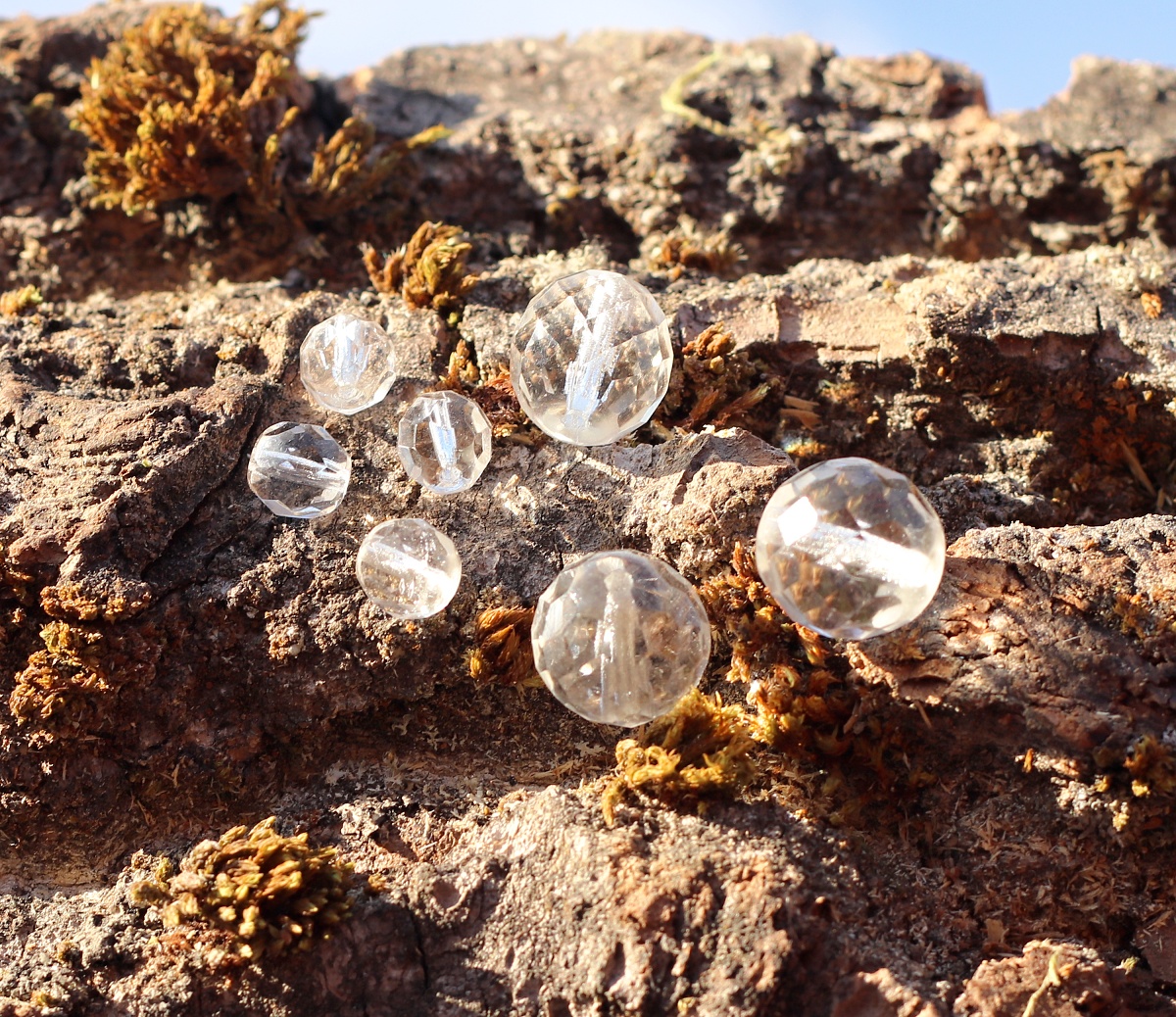 Joyka Křištálové korálky 1,3 cm nebo 0,7 cm - Skleněné, Broušené, Česká výroba, Starožitnost z lustrů, Odráží sluneční paprsky v duhových barvách 3598