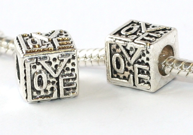 Korálek na náramek Fashion Jewerly - Kostka Love, láska 1676