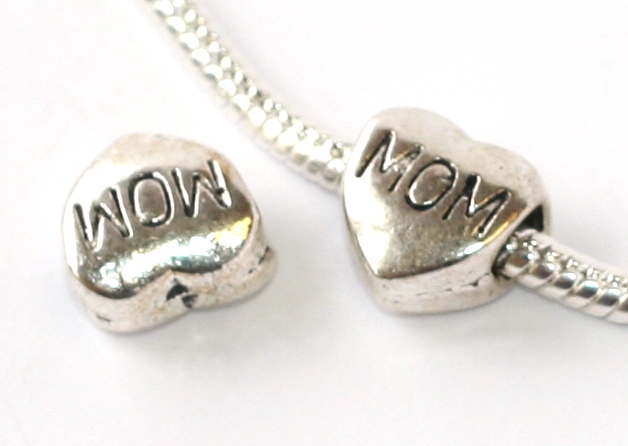 Korálek na náramek Fashion Jewerly - Srdce s nápisem Mom, Matka, maminka 1871