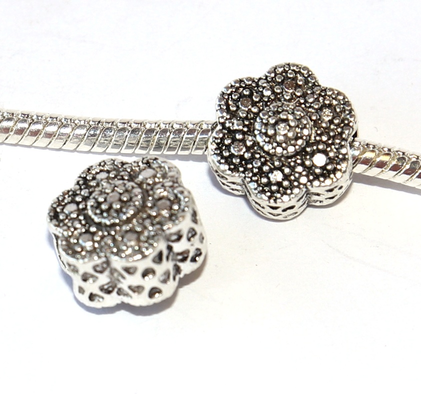 Korálek Fashion Jewerly - Květina zdobená puntíčky a srdíčky 2413