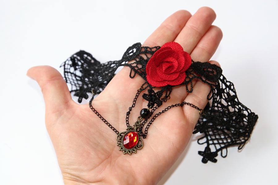 Choker Fashion Jewerly - Krajkový náhrdelník s červenou růží, řetízky a amuletem, Retro Kráska v moderním světě, Be sexy every time 3147