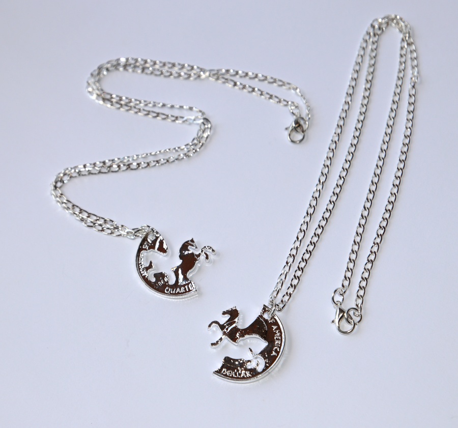 2ks Řetízky párové pro dvě osoby - Koně, Koníci co do sebe zapadnou, Pro kámoše, Miluji Koně, Love Horses USS Quarter Dollar 3155