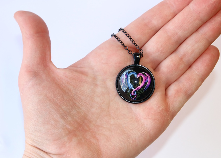Řetízek Fashion Jewerly - Amulet Dračí láska, Svítí ve tmě, Růžový a modrý drak v srdci, Stabilita a rovnováha, Love dragons 3181