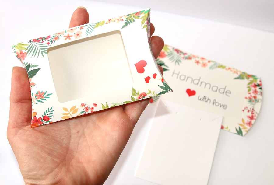 MR Dárková krabička 8x11 cm s okénkem - nejen na kapesní hodinky, naušnice, řetízky a další dárky -  Vyrobeno s láskou, Decentní květinový dekor 3201