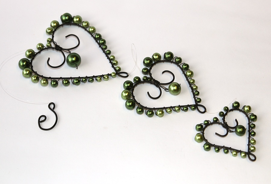 JoyKa Original - 3 Drátkovaná srdce s voskovanými korálky, zavěšená pod sebou - Zelená láska (3481)