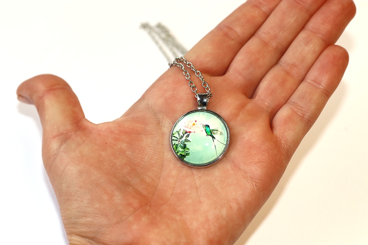 Řetízek Fashion Jewerly - Amulet Kolibřík a lilie v zelené, Posel radosti, Nejmenší ptáček na světě, Free spirit 3505