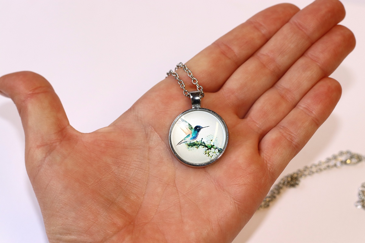 Řetízek Fashion Jewerly - Amulet Kolibřík s jarními květy, Posel radosti, Nejmenší ptáček na světě, Free spirit 3506