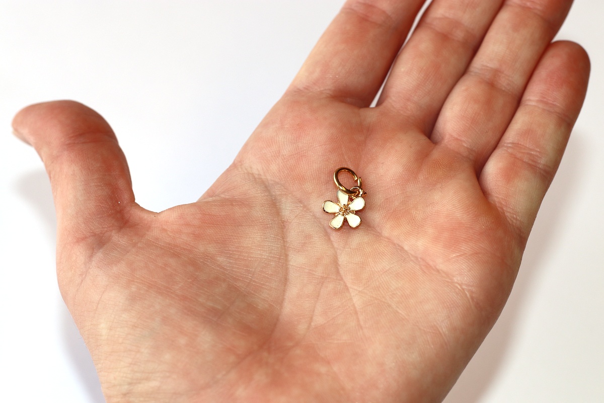 Korálek, přívěsek Fashion Jewerly na náramek nebo řetízek - Zlatá květinka, Enamel bílá Lady 3564
