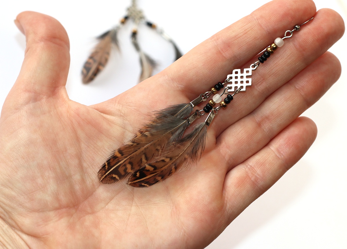 JoyKa Peříčkové naušnice s drobnými korálky, chirurgická ocel - Přirozená Elegance, Blíže k přírodě, Něžná Víla, Smyslná Divoženka, Plná síly a inspirace 3574