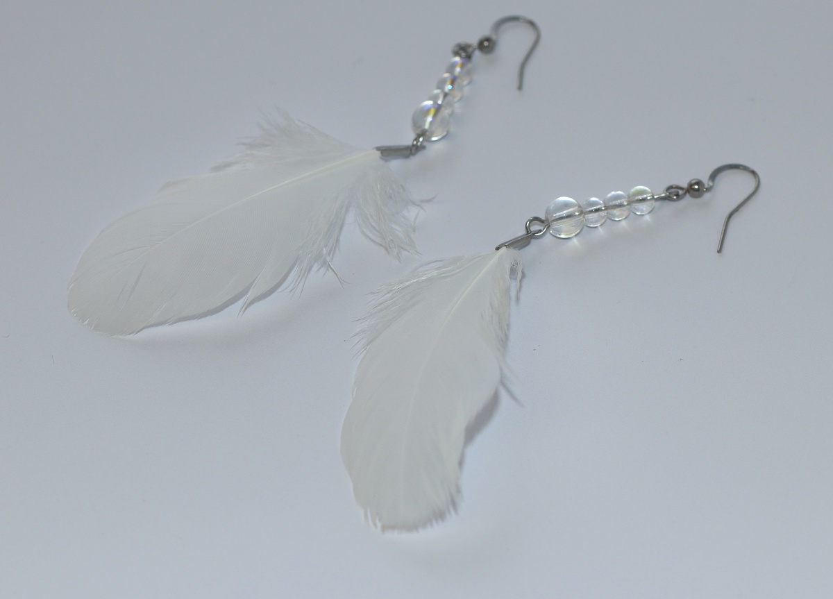 JoyKa Peříčkové naušnice s minerálními korálky - Bílá Holubička, Něžná Perleť, Princezna s Čistou Duší, S radostí a lehkostí 3586