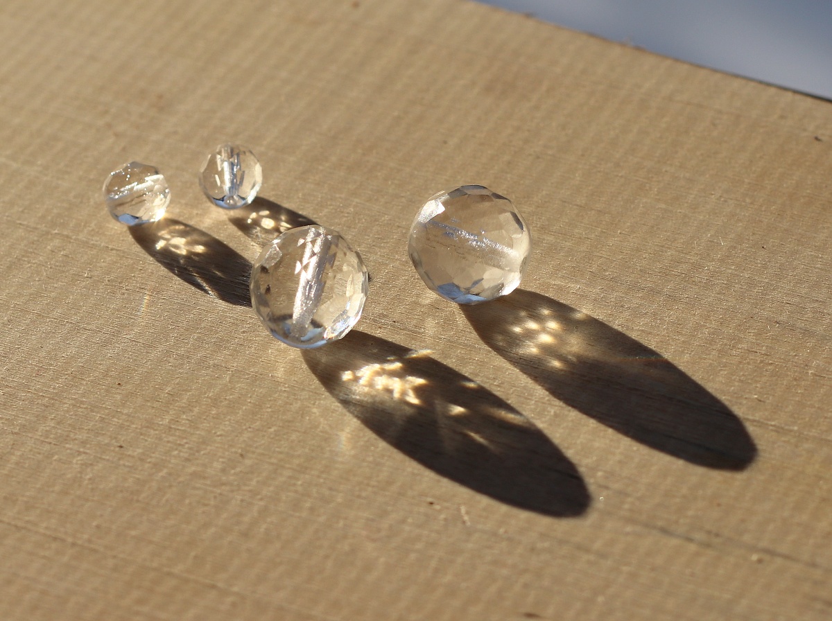 Joyka Křištálové korálky 1,3 cm nebo 0,7 cm - Skleněné, Broušené, Česká výroba, Starožitnost z lustrů, Odráží sluneční paprsky v duhových barvách 3598